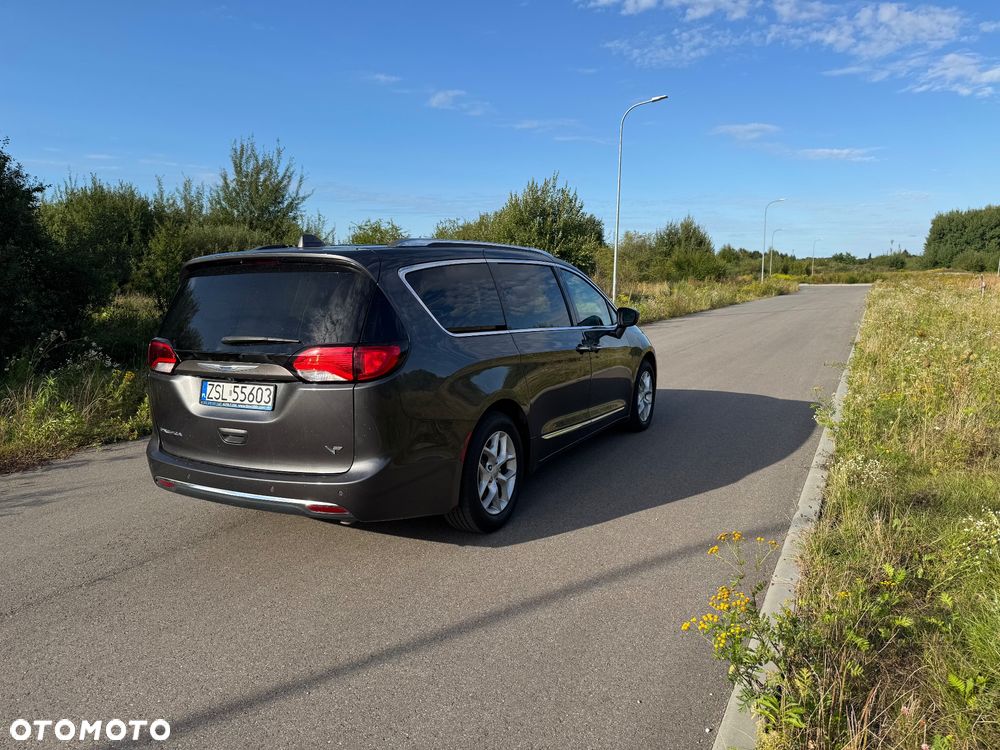 Chrysler Pacifica - 15