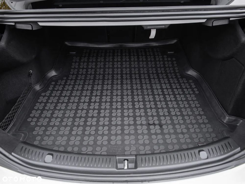 Mercedes-Benz Klasa E 220 d 4-Matic 9G-TRONIC - 31