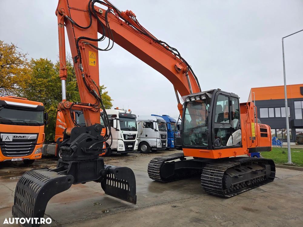Hitachi GRAIFER deschidere 1,5m pe SENILE, cabina INALTIBILA, Masa operationala 20,3tone, LANT NOU, PAPUCI NOI, Gresare automata, Camera spate, 2017, 8.575h, cupla rapida, motor Isuzu 174CP, 3 pompe HITACHI, posibilitate leasing, STARE FOARTE BUNA-89.900 EUR - 12