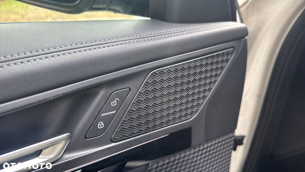 BMW iX1 xDrive30 66.5kWh xLine - 17