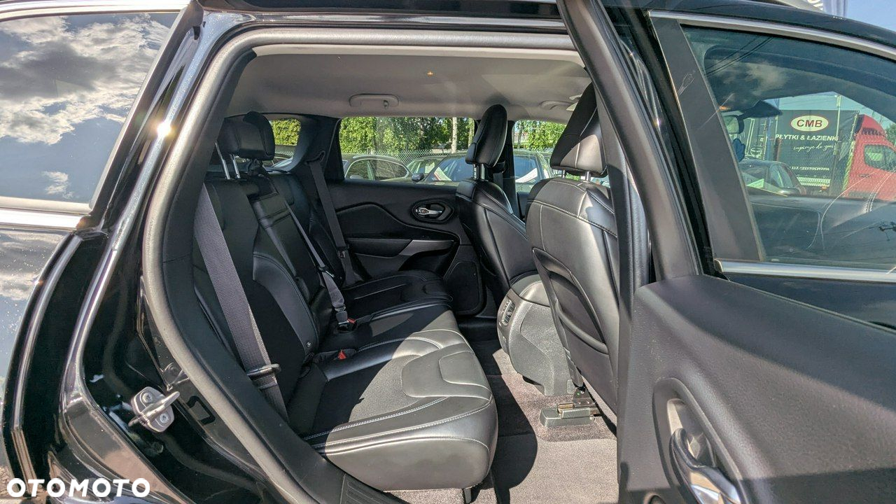Jeep Cherokee - 16