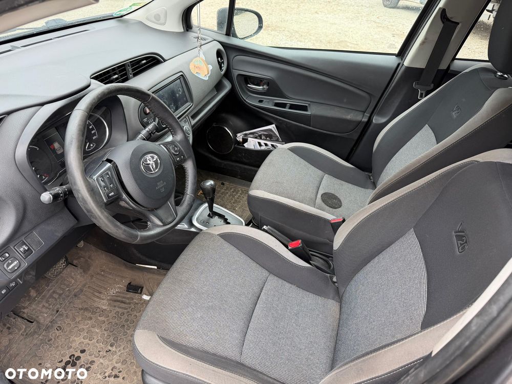 Toyota Yaris Hybrid 100 Life - 8