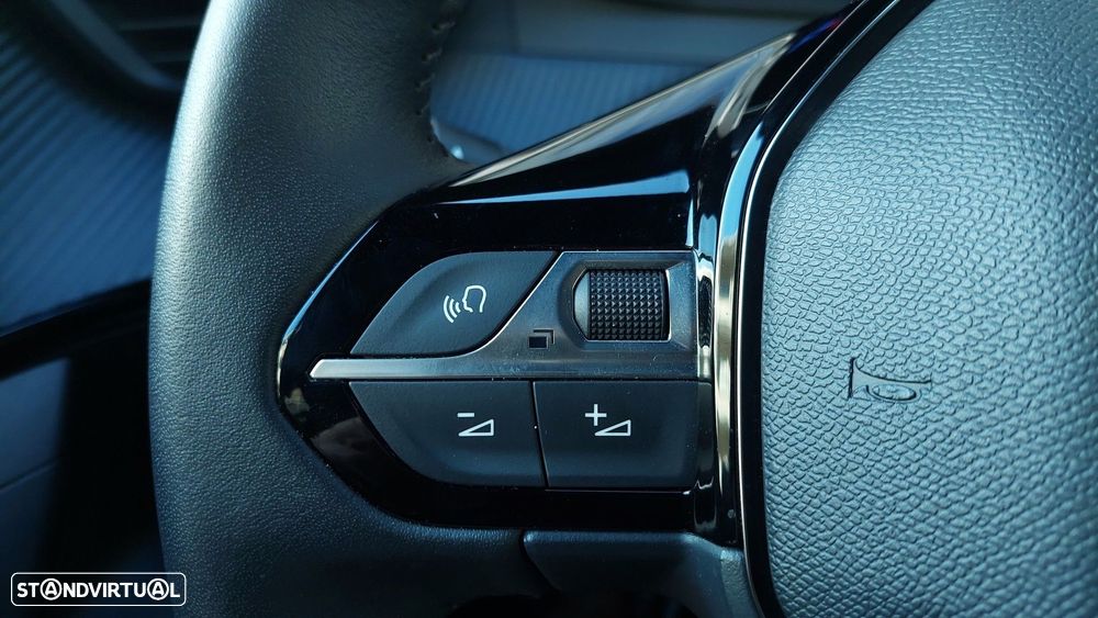 Peugeot e-2008 54 kWh Allure - 37
