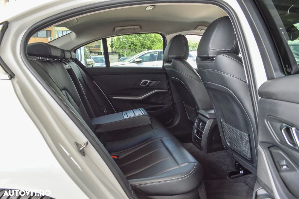 BMW Seria 3 320i Aut. Edition Luxury Line Purity - 32