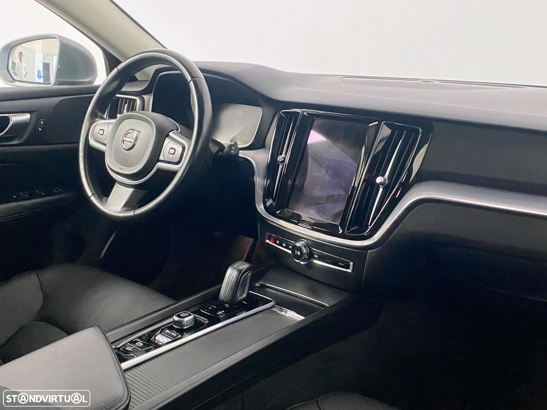 Volvo V60 2.0 B4 Momentum Geartronic - 32