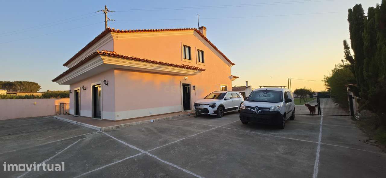 Moradia T2 com aproveitamento de sótão, anexo T0 e excelente localizaç - Grande imagem: 3/41