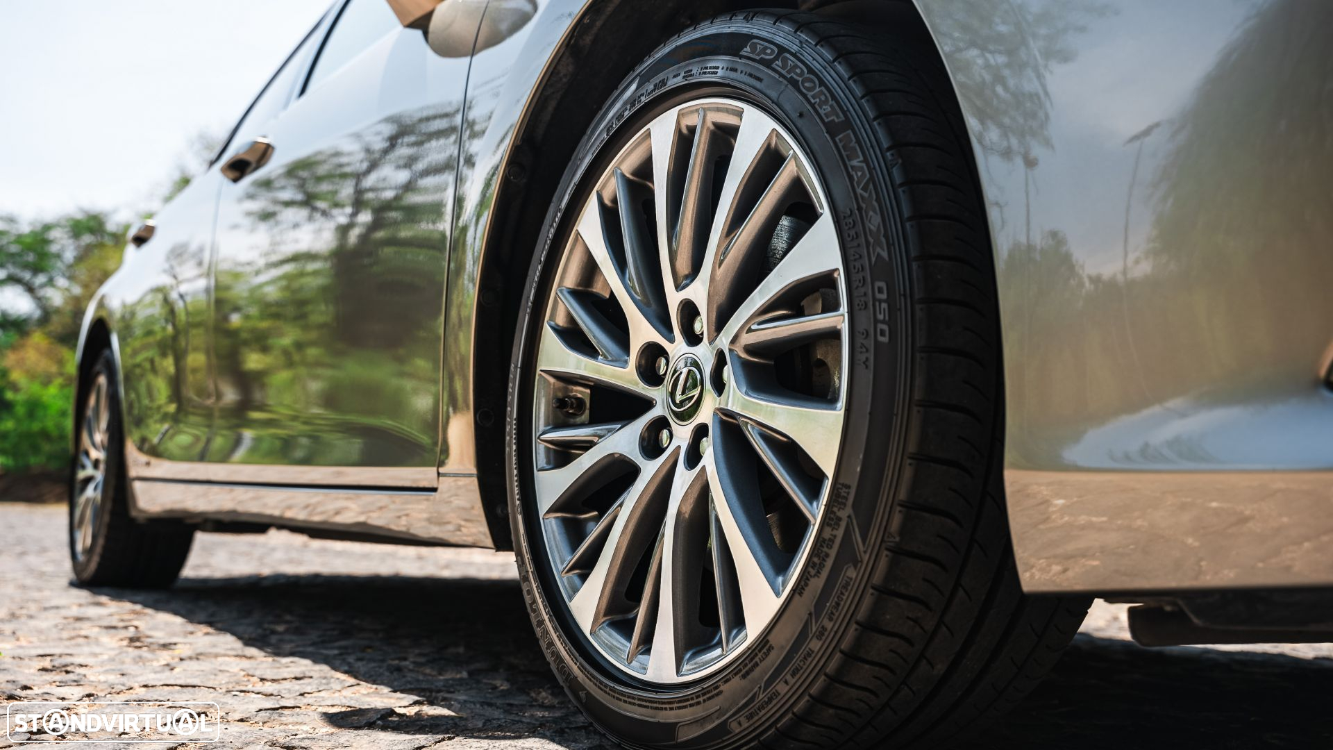 Lexus ES 300h Special Edition - 16