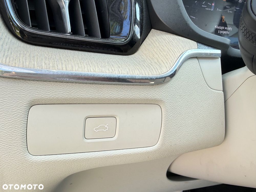 Volvo XC 60 B4 B Plus Dark - 16