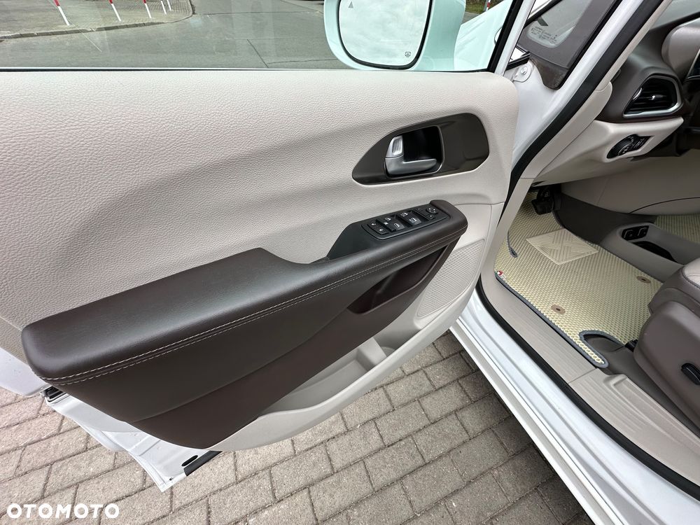 Chrysler Pacifica - 19