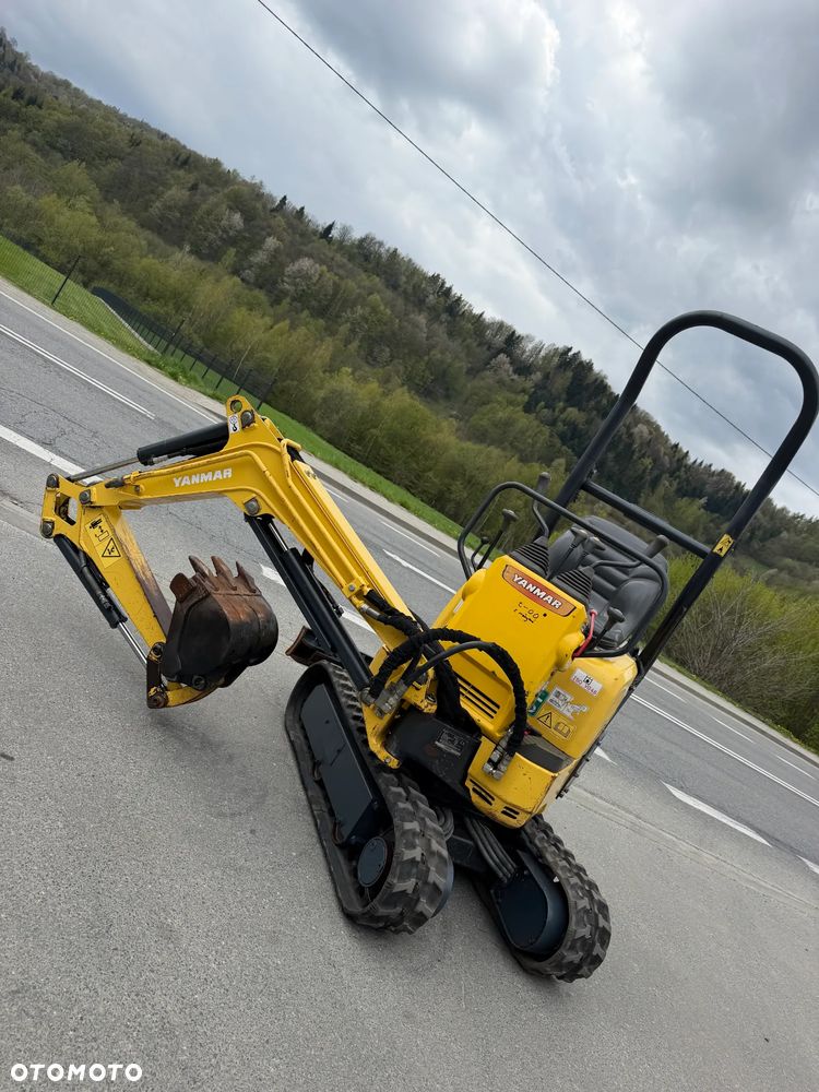 Yanmar SV08-1AS Japońska Minikoparka Gąsienicowa. Koparka 1,1 tony. Maszyna jak Nowa. 2017rok. Pochodzi z Norweskiego Gospodarstwa Ogrodniczego! 2 Rozsuwane Podwozie. Dokumentacja. Dodatkowe sekscje Hydrauliczne na młot lub wiertnice. Ani deka luzów czy wycieków. Szybkozłącze. Skrętne ramię. OKAZJA Zadbana Maszyna! Bardzo oszczędny silnik Yanmar. Mocne pompy Hydrauliczne!! 851mtg. Ani deka luzów czy wycieków, Aktualna Dekra. Po serwisach! - 19