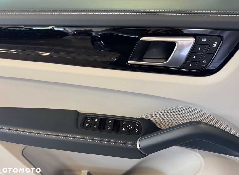 Porsche Cayenne - 24