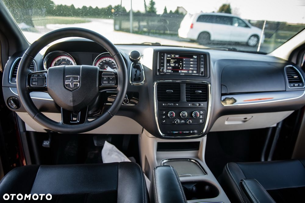 Dodge Caravan - 9
