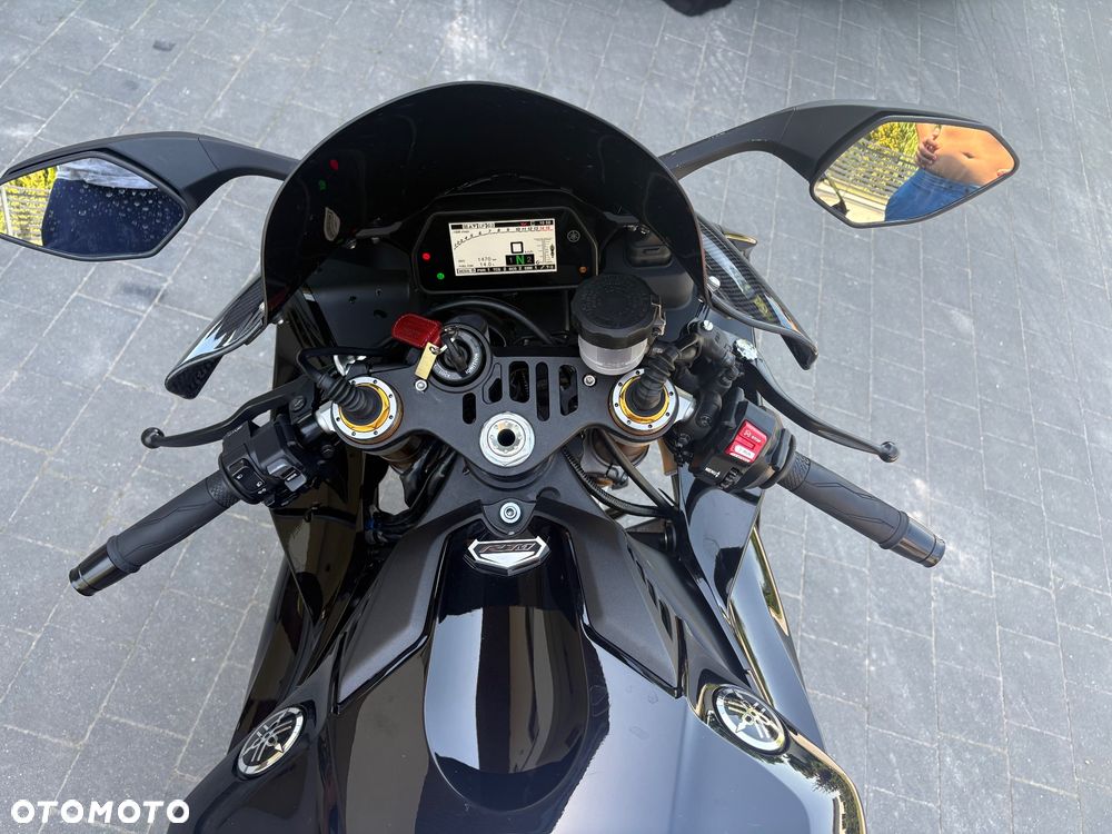 Yamaha R1 - 11