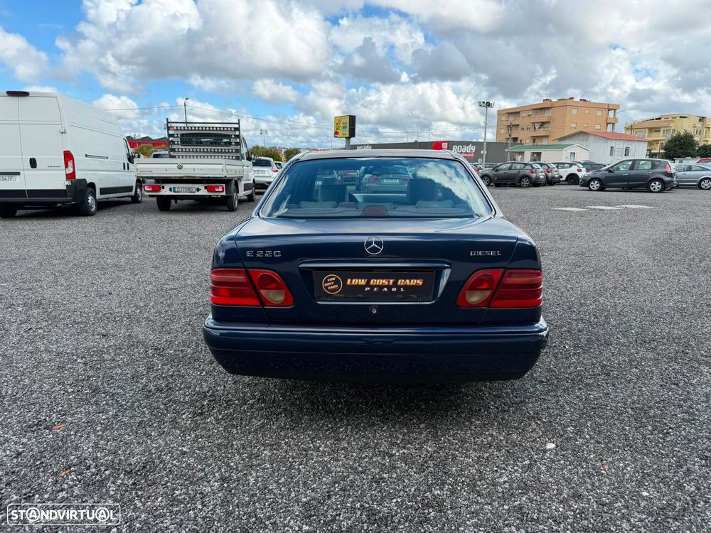 Mercedes-Benz E 220 D Classic - 12