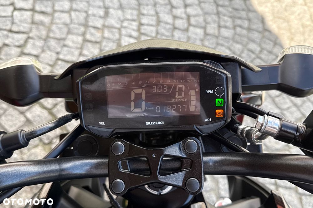 Suzuki GSX - 13
