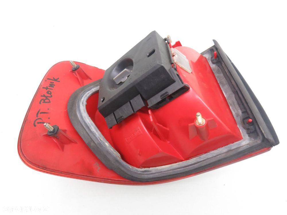 LAMPA PRAWA TYLNA AUDI 80 B4 R295102 29632202 - 7