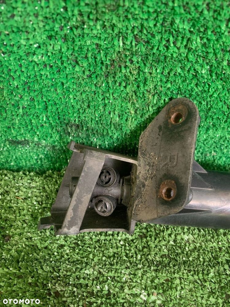 Dysza spryskiwacz zderzaka xenonu lampy przód prawy Toyota Avensis T25 - 4