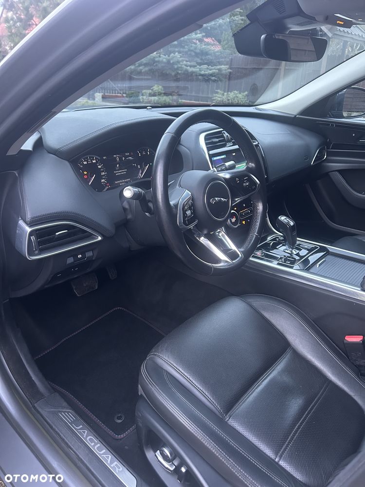 Jaguar XE 20d Prestige - 14
