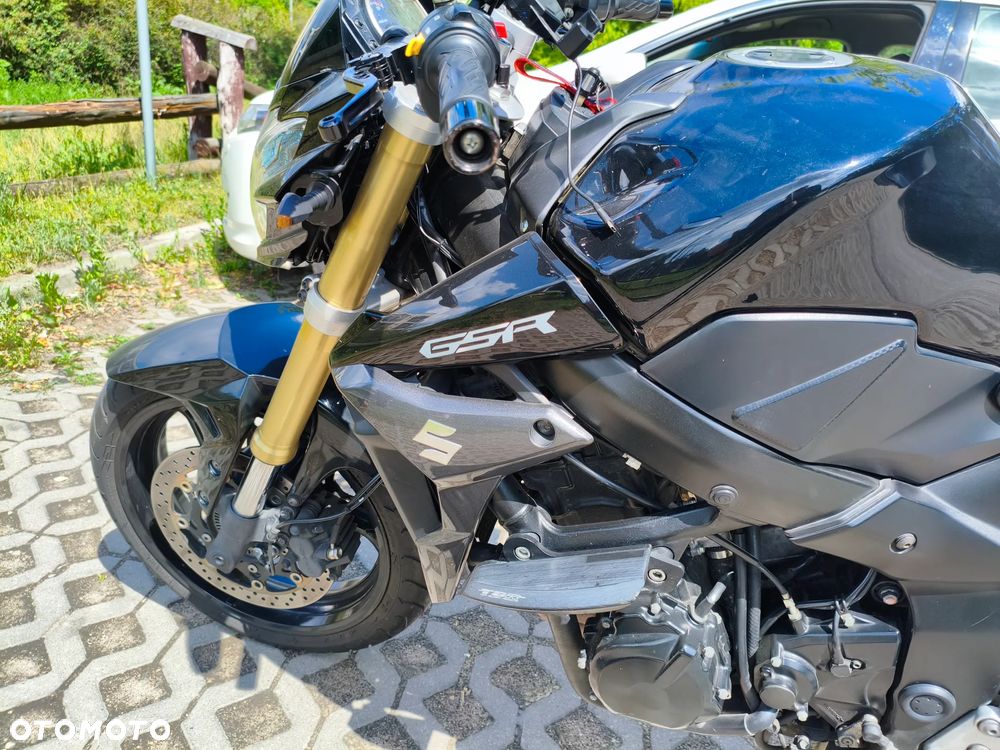 Suzuki GSR - 8