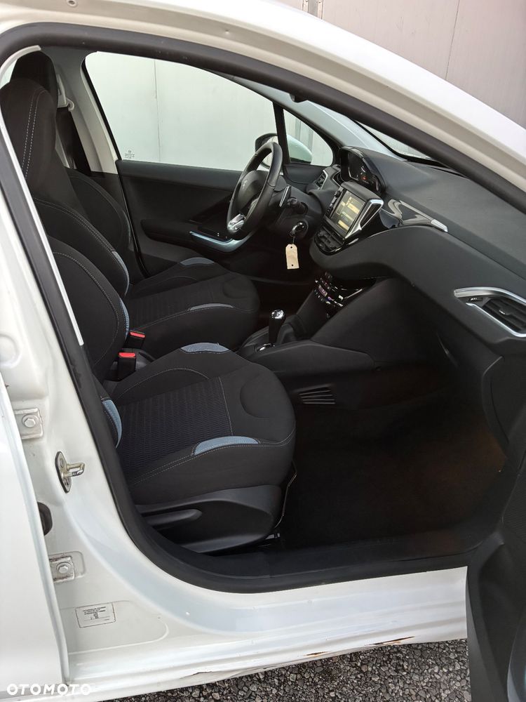 Peugeot 208 - 16