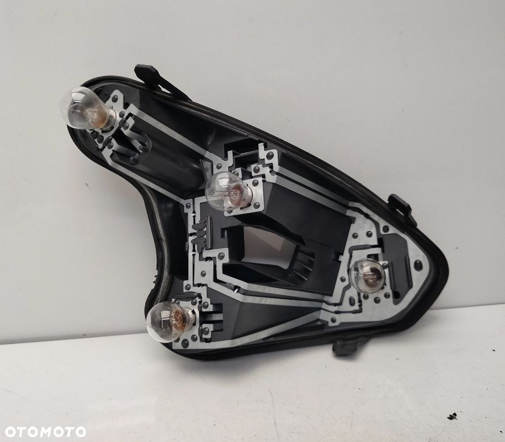PEUGEOT 308 I T7 HB 07R- WKŁAD GNIAZDO LAMPY LEWY TYŁ - 1
