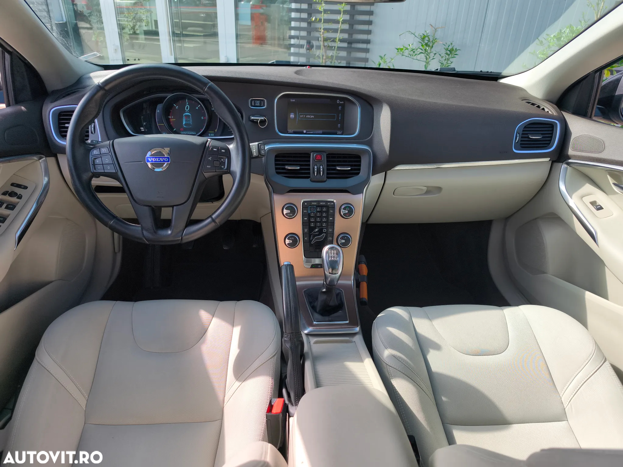 Volvo V40 Cross Country D4 Momentum - 4