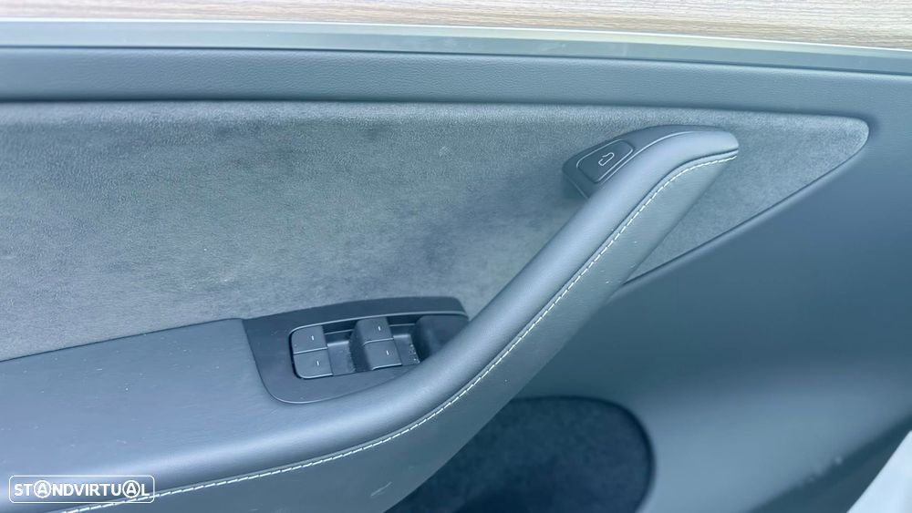 Tesla Model Y Long Range Dual Motor AWD - 8