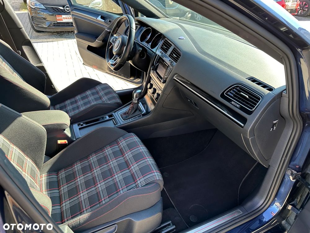 Volkswagen Golf - 22