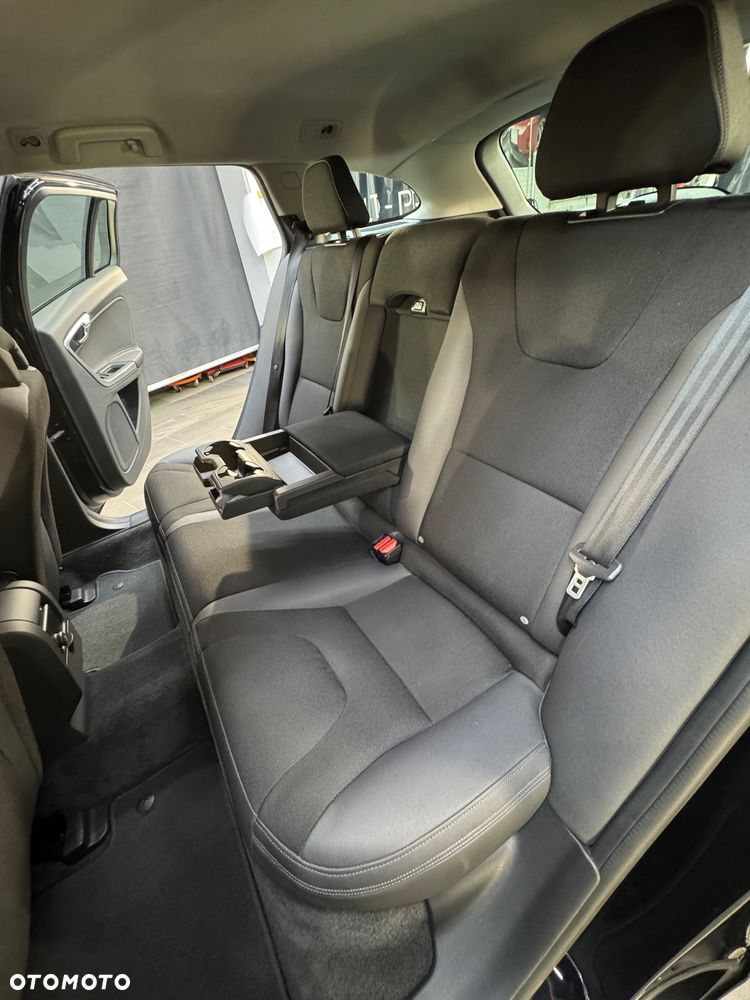Volvo V60 D4 Momentum - 32