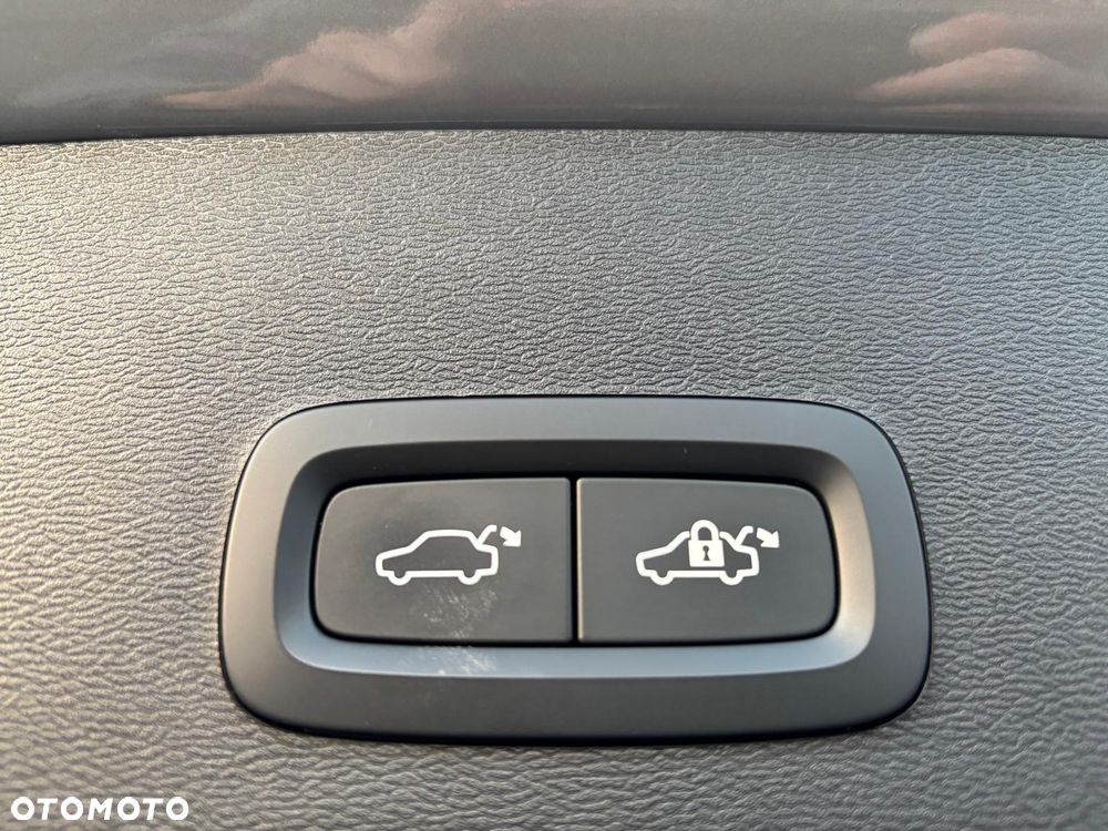 Volvo XC 40 B3 Plus Dark - 12