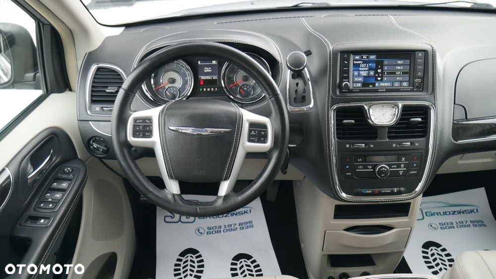 Chrysler Town & Country - 8