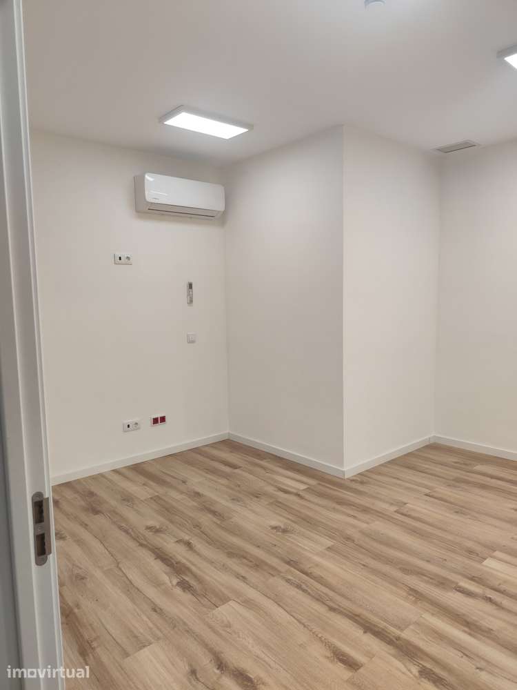 Espaço comercial à venda na Av. da República junto à Câmara de Gaia - Grande imagem: 4/17