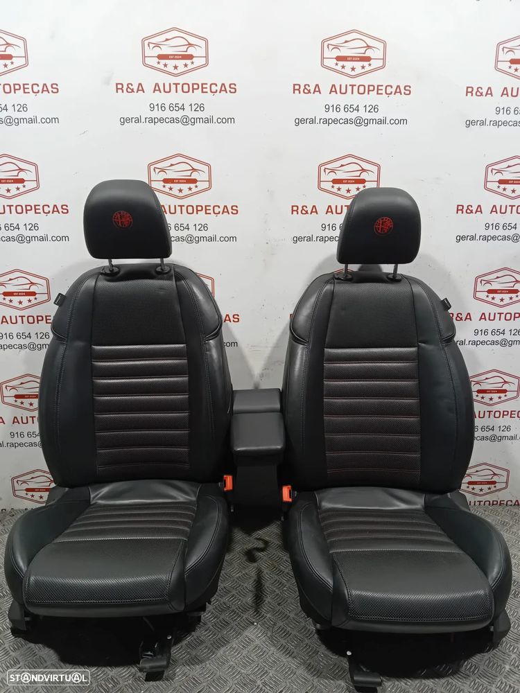 Conjunto de Bancos Alfa Romeo Giulietta em Pele com Costura Vermelha Original - 7