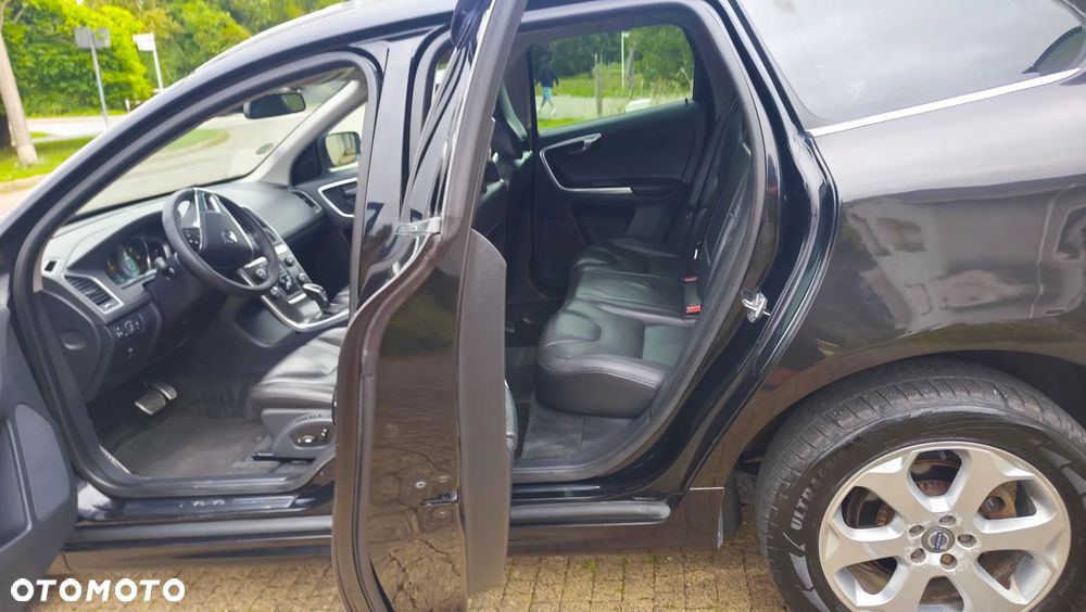Volvo XC 60 D5 AWD Geartronic Summum - 4