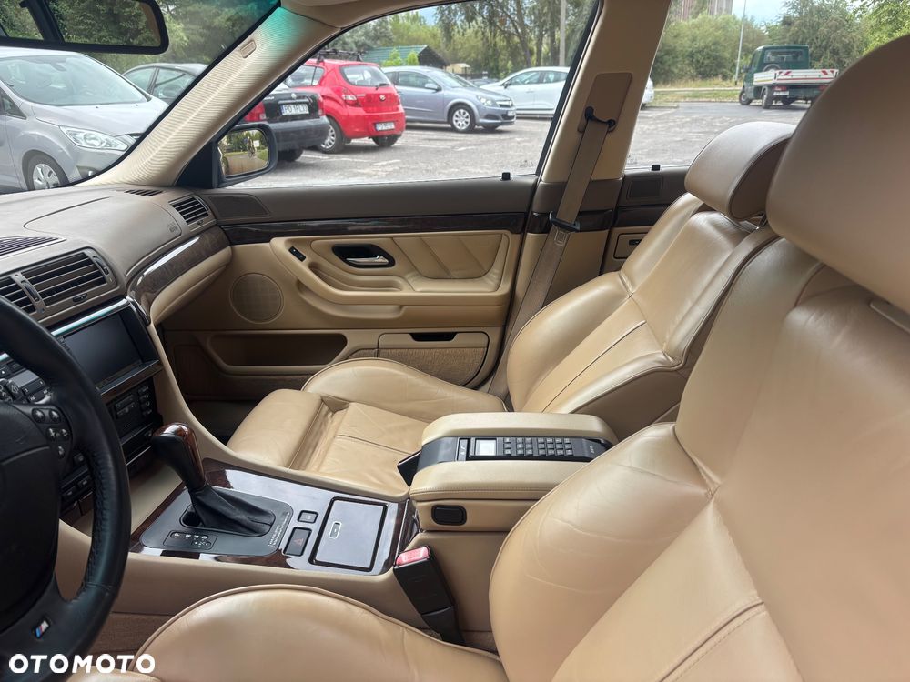 BMW Seria 7 735i - 8