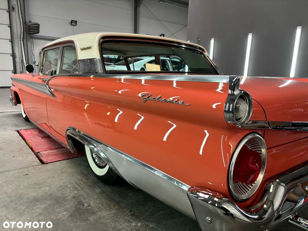 Ford Fairlane - 7