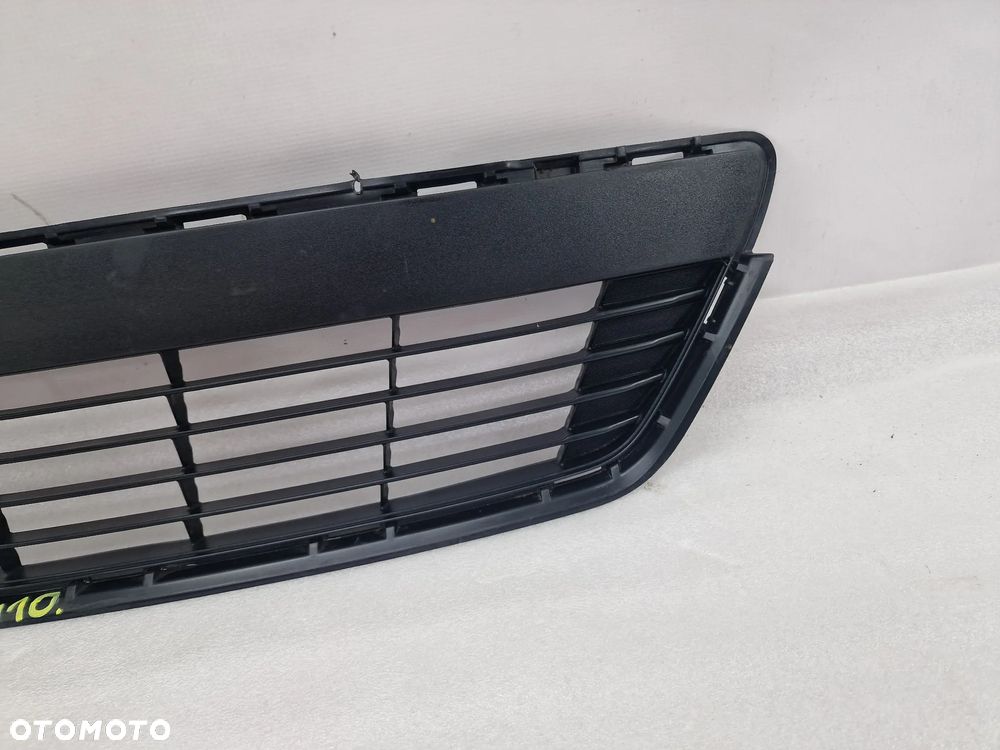 TOYOTA YARIS III 3 11- KRATKA ŚRODKOWA ZDERZAKA PRZEDNIEGO PRZÓD , NR 53112-0D210 , NR AUKCJI KR410 - 6