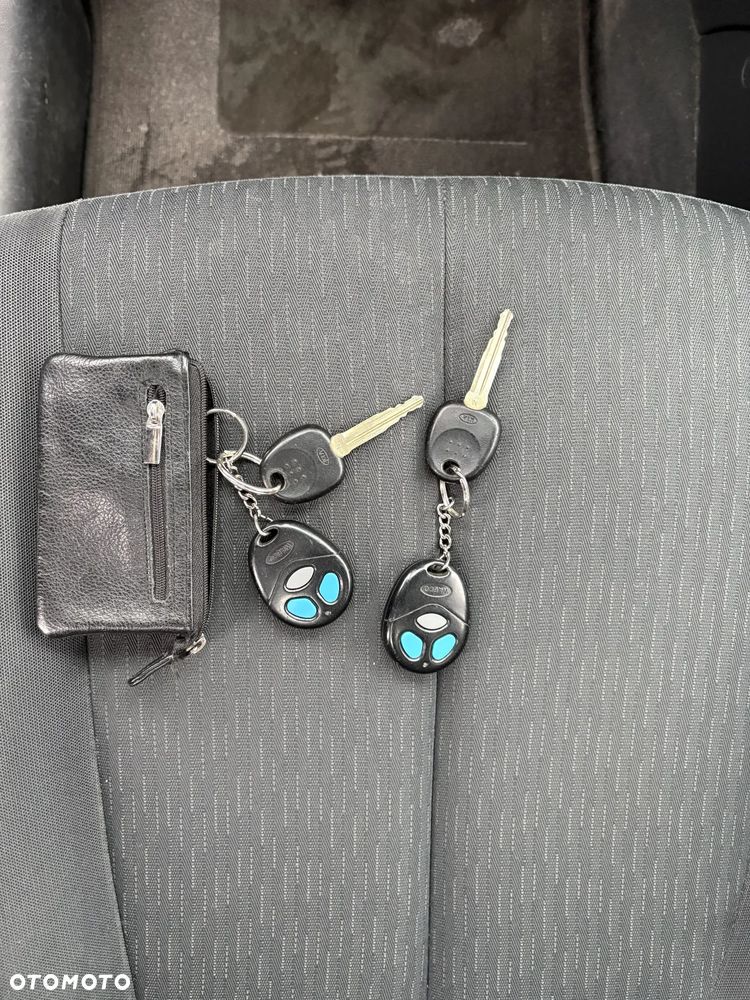 Kia Carens 2.0 EX - 19