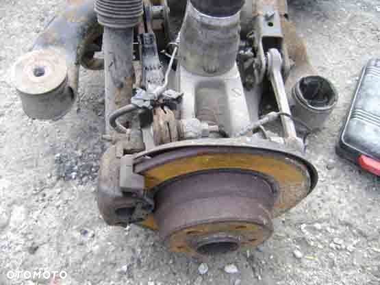 BMW X5 E53 3.0 D piasta zwrotnica tyl lewa