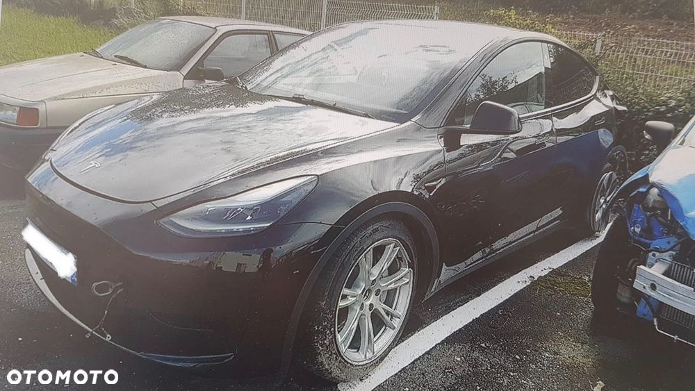 Tesla Model Y - 2