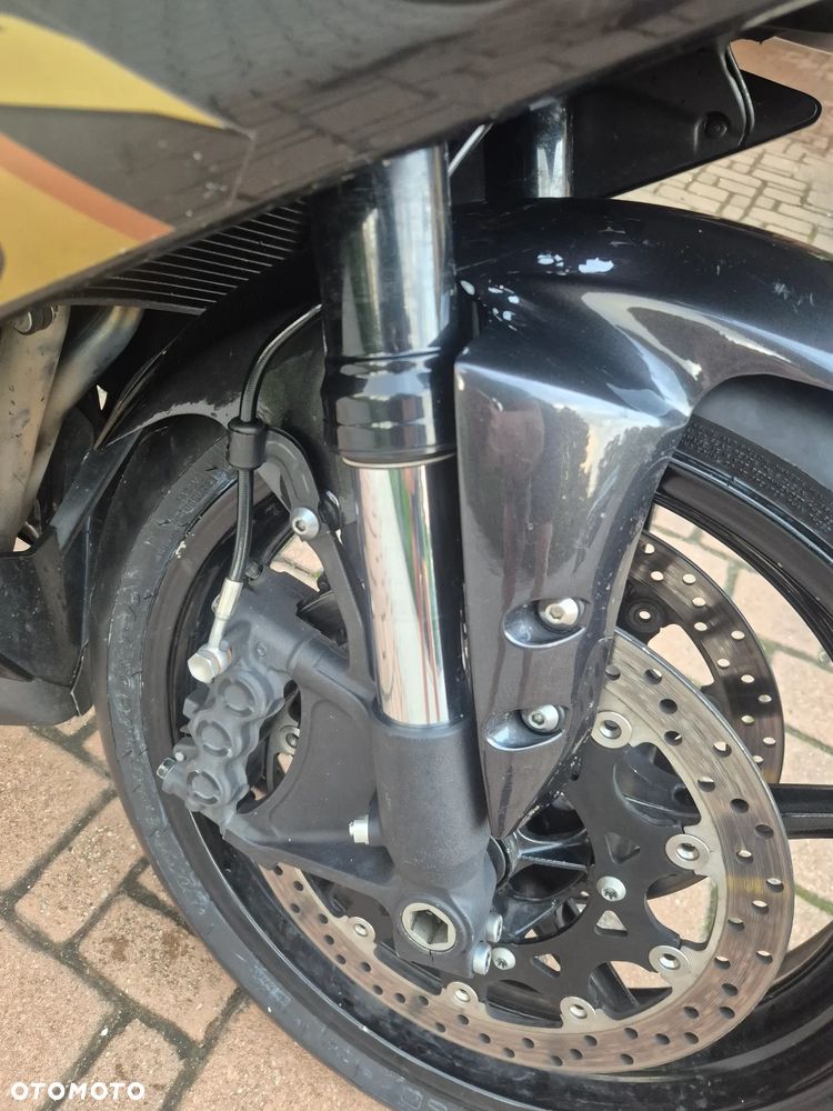 Yamaha R1 - 10