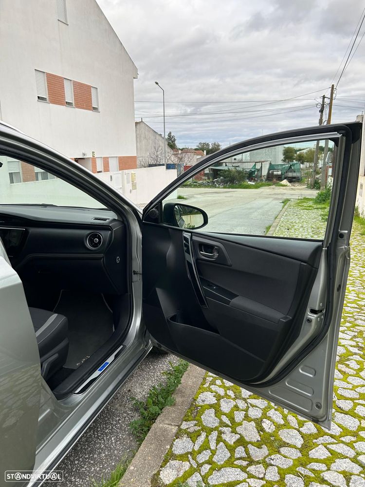 Toyota Auris Touring Sports - 16