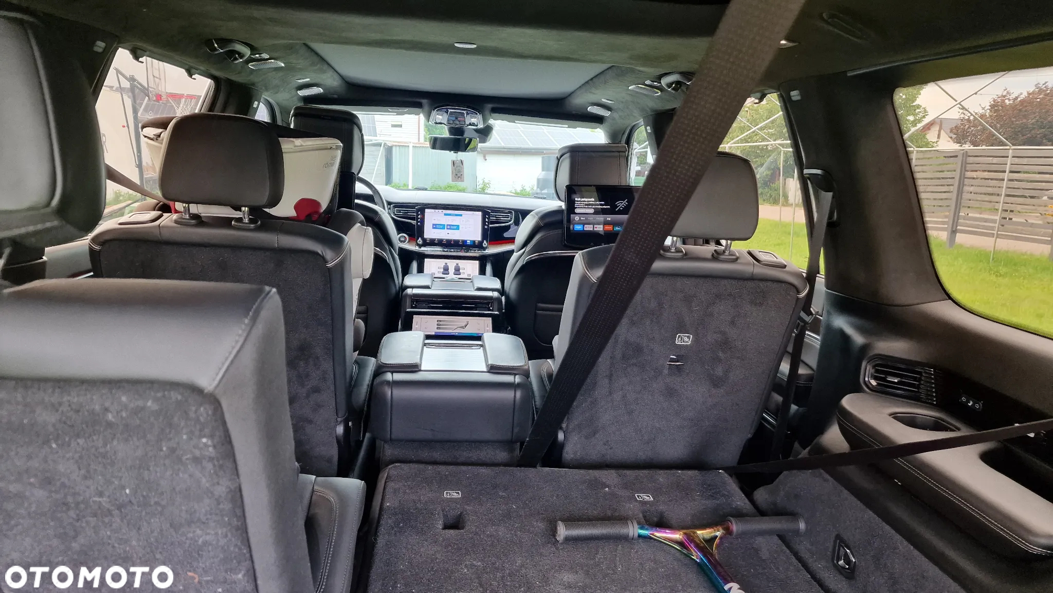 Jeep Grand Wagoneer - 24