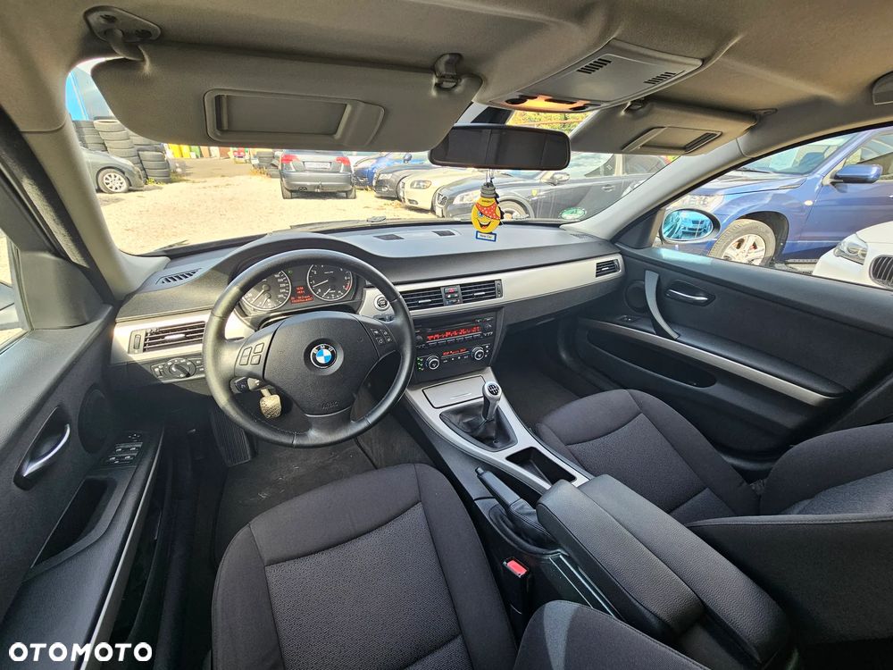 BMW Seria 3 318i Touring - 9