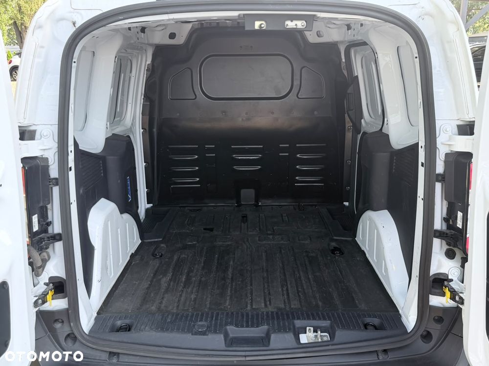 Ford Transit Courier - 11