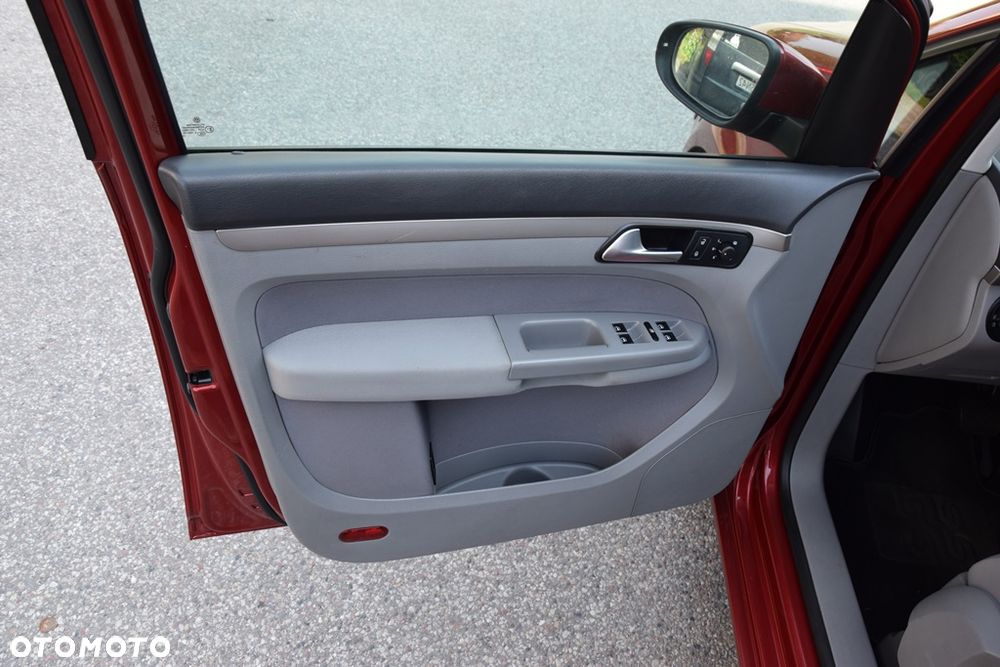 Volkswagen Touran 1.4 TSI DSG Conceptline - 25