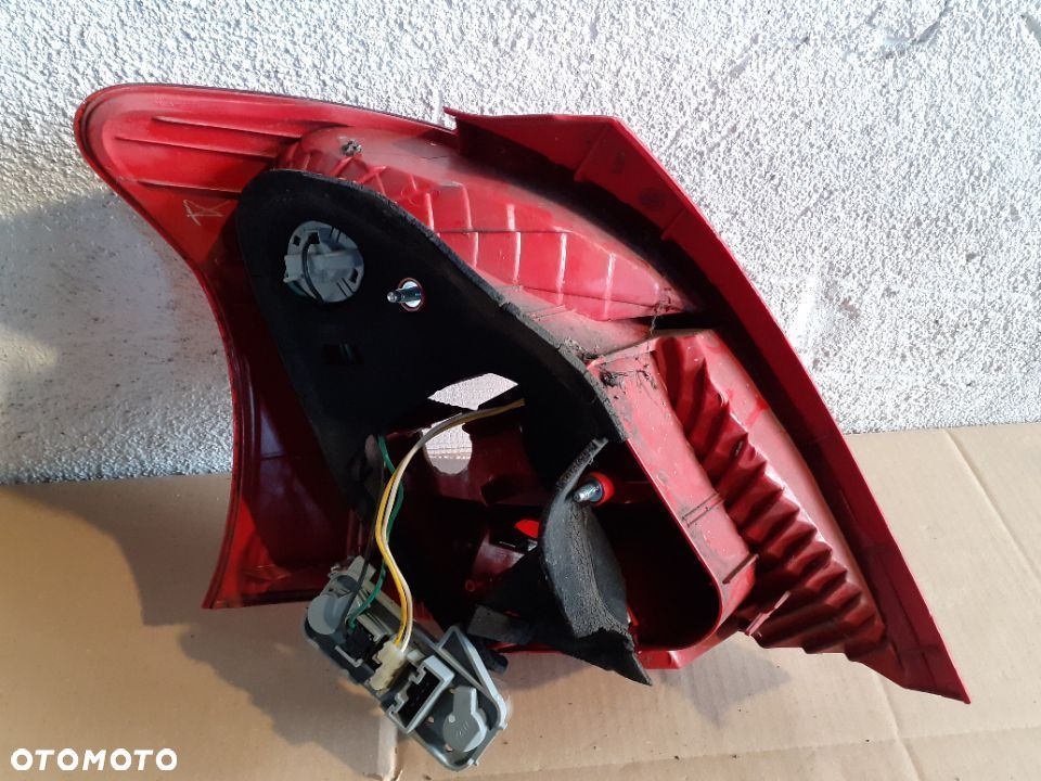 TOYOTA YARIS II 2 LAMPA TYŁ PRAWA - 4