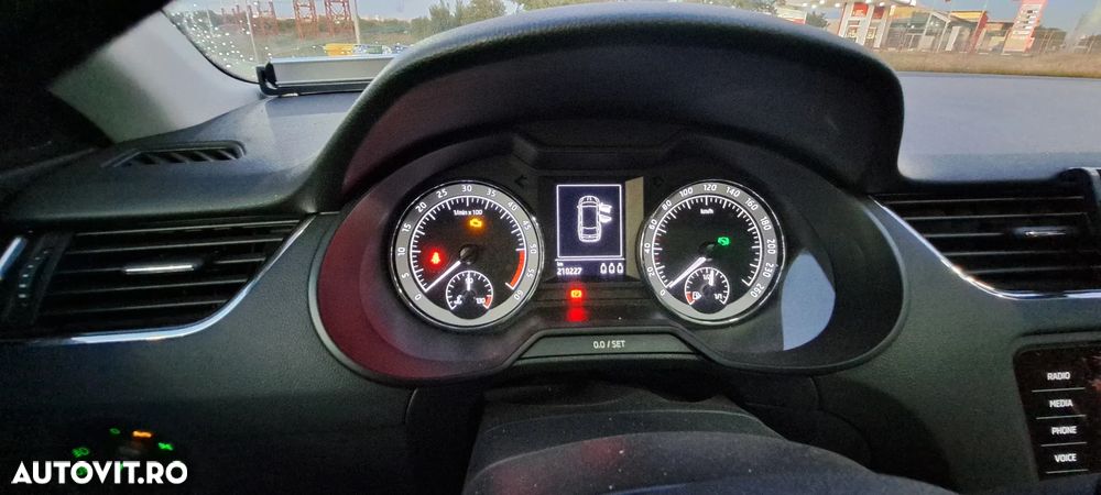 Skoda Octavia Combi Diesel 2.0 TDI 4X4 DSG Scout - 9