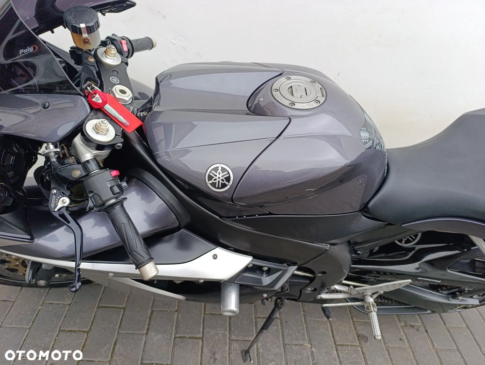Yamaha R1 - 12