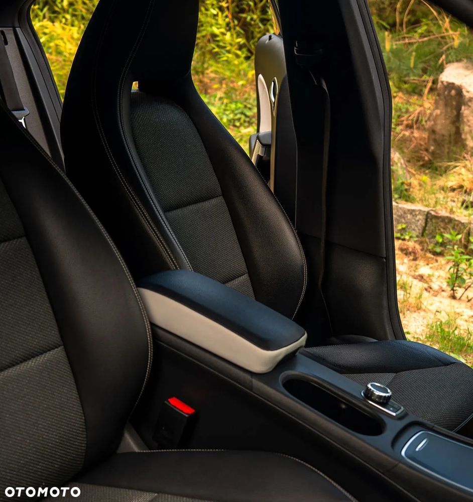 Mercedes-Benz CLA 180 7G-DCT AMG Line - 35